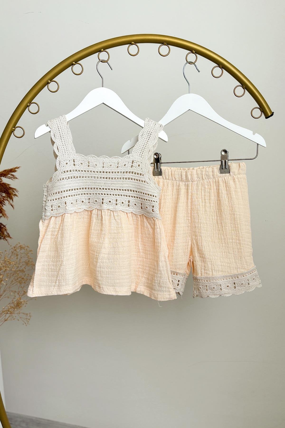 Kız Çocuk Askılı Örgü Detaylı Müslin Takım